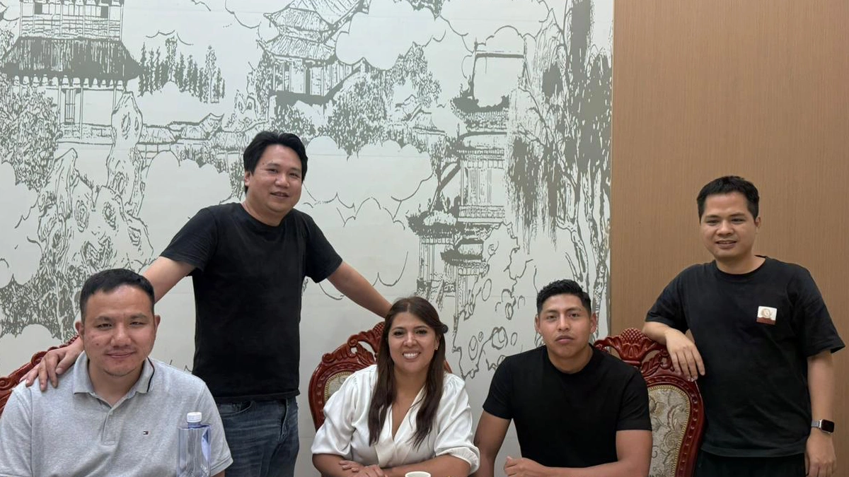 The LIUCHUANG Parts team with a visiting customer at our Foshan facility